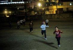 Niños de familias con problemas financieros jugando junto al centro Martí-Codolar de Barcelona, el 21 de noviembre 2012 Niños de familias con problemas financieros jugando junto al centro Martí-Codolar de Barcelona, el 21 de noviembre 2012