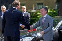 El presidente de Colombia, Juan Manuel Santos (D) saluda al primer ministro británico David Cameron, el 6 de junio de 2013 en Londres.