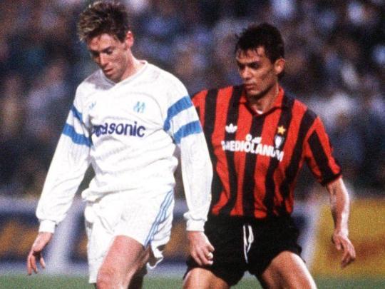 Chris Waddle pugna con Paolo Maldini