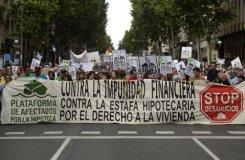 Personas en Madrid manifiestan con pancartas que tenían las fotos de presidentes de varios bancos. Personas en Madrid manifiestan con pancartas que tenían las fotos de presidentes de varios bancos.