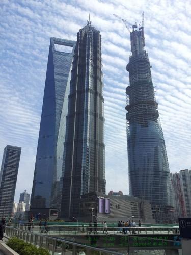 el edificio de en medio es la torre Jin Mao, y aunque no lo parezca, es el mas bajo de los tres edificios