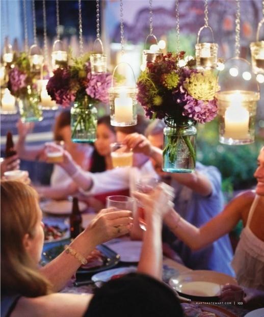 floreros botellas y frascos colgantes como centro de mesa diferente