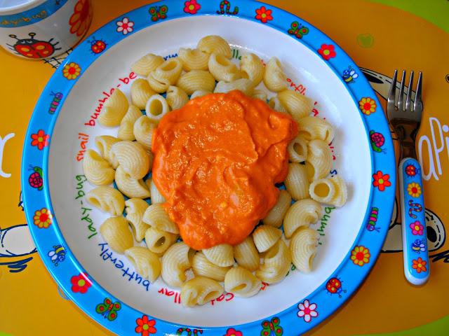 Pasta con salsa de tomate y quesitos Pasta con salsa de tomate y quesitos