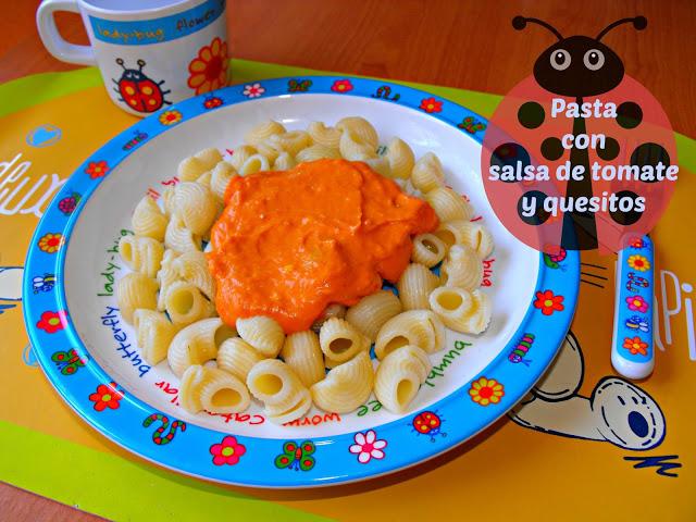 Pasta con salsa de tomate y quesitos Pasta con salsa de tomate y quesitos