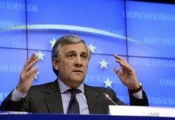El comisario europeo de Industria, Antonio Tajani, en una rueda de prensa en Bruselas, el 19 de febrero de 2013