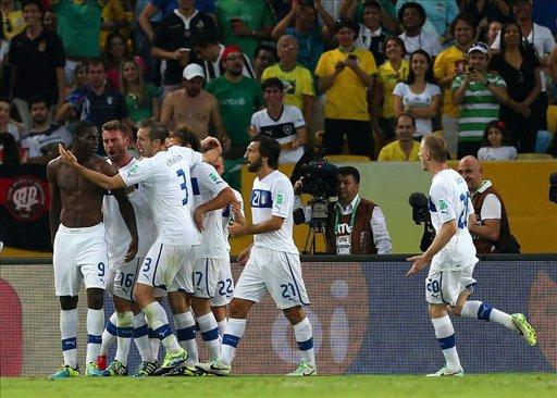 Prandelli se dice feliz por el triunfo y le pide a Balotelli dejar de mostrar sus músculos Prandelli se dice feliz por el triunfo y le pide a Balotelli dejar de mostrar sus músculos