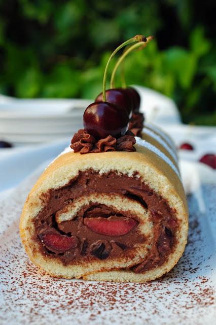 Brazo gitano de trufa y cerezas del Jerte Brazo gitano de trufa y cerezas del Jerte