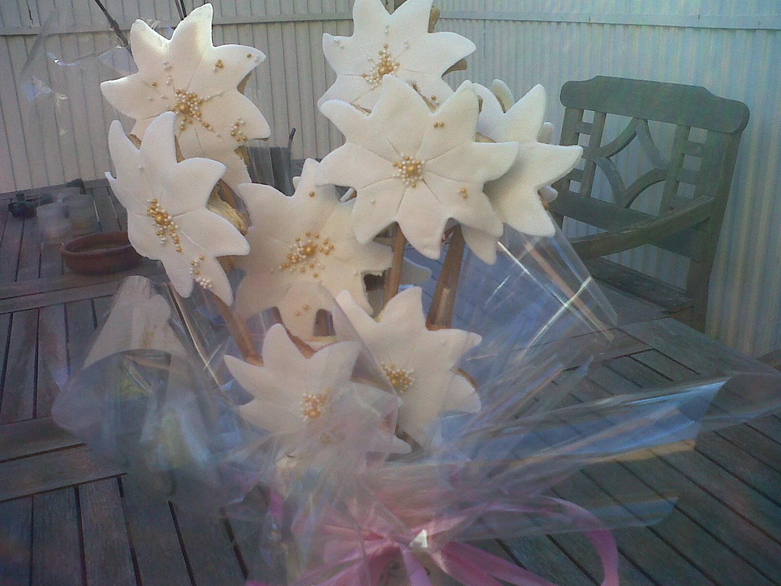 Galletas y flores con fondant para Aina Galletas y flores con fondant para Aina