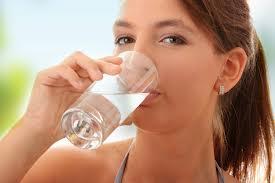 ¿Realmente tomar 8 vasos de agua al día es bueno para la piel?