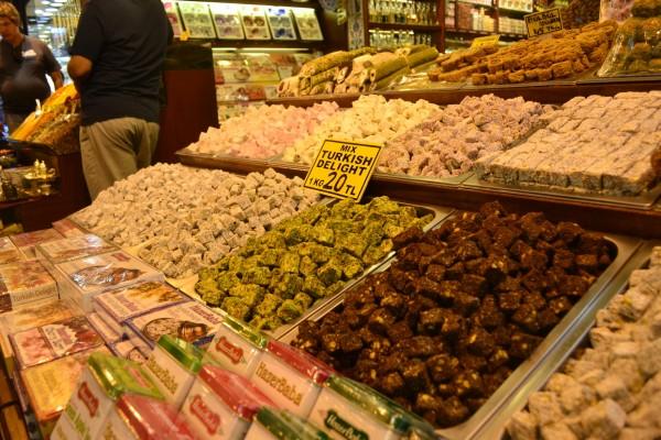 ¿”Ser” o “hacer”? La filosofía de vida del comerciante turco Las famosas delicias turcas que intentarán venderte en cada puesto del Spice Bazaar