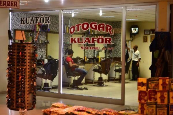 ¿”Ser” o “hacer”? La filosofía de vida del comerciante turco ¿Coiffeur? en una estación de autobuses del Medio Oriente turco