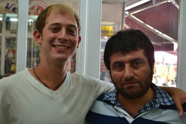 ¿”Ser” o “hacer”? La filosofía de vida del comerciante turco Exhibiendo el resultado final junto al ¿simpático? barbero turco