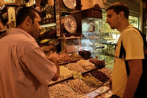 ¿”Ser” o “hacer”? La filosofía de vida del comerciante turco Un empleado convenciendo a un turista de que compre sus productos