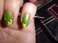 Manicura, verde con pétalos amarillos. Manicura, verde con pétalos amarillos.