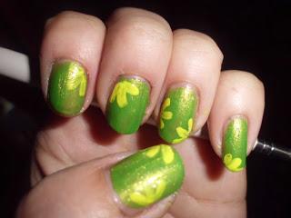 Manicura, verde con pétalos amarillos. Manicura, verde con pétalos amarillos.