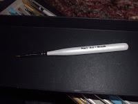 Manicura, verde con pétalos amarillos. Manicura, verde con pétalos amarillos.