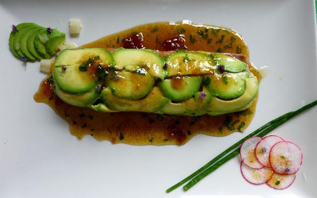 Espárragos rellenos de Surimi en un Canelón de Aguacate y Salmón Espárragos rellenos de Surimi en un Canelón de Aguacate y Salmón