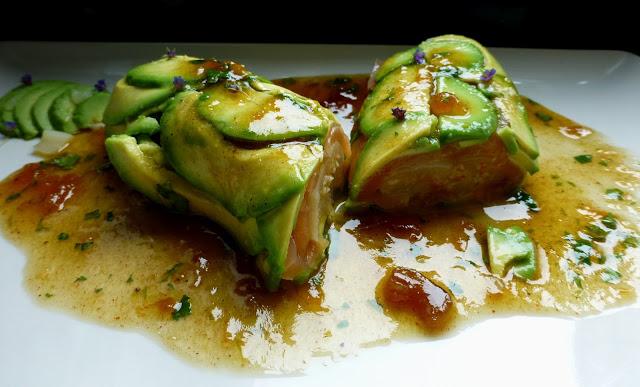 Espárragos rellenos de Surimi en un Canelón de Aguacate y Salmón Espárragos rellenos de Surimi en un Canelón de Aguacate y Salmón