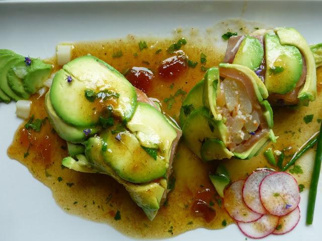 Espárragos rellenos de Surimi en un Canelón de Aguacate y Salmón Espárragos rellenos de Surimi en un Canelón de Aguacate y Salmón