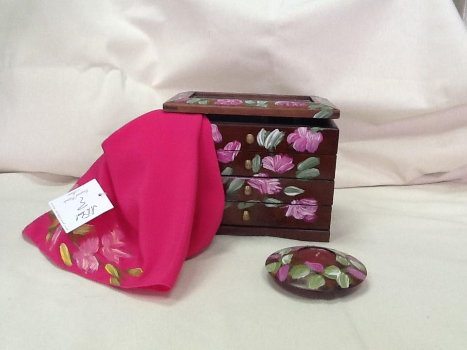 Pañuelo y caja de madera pintadas a mano Lola Pinel Pañuelo y caja de madera pintadas a mano Lola Pinel