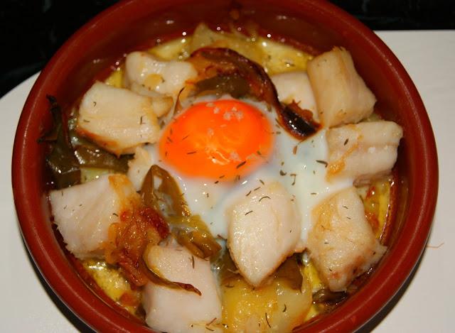 Cazuelita de Bacalao con Patatas Panadera y Huevo Cazuelita de Bacalao con Patatas Panadera y Huevo