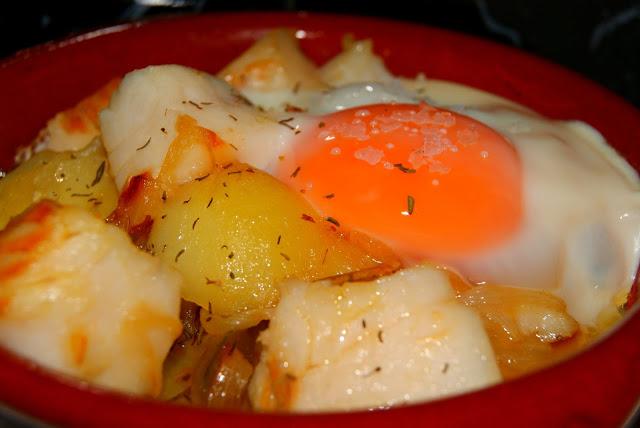 Cazuelita de Bacalao con Patatas Panadera y Huevo Cazuelita de Bacalao con Patatas Panadera y Huevo
