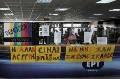 Pancartas de protesta en las oficinas de la televisión pública griega, el pasado 14 de junio en Atenas.