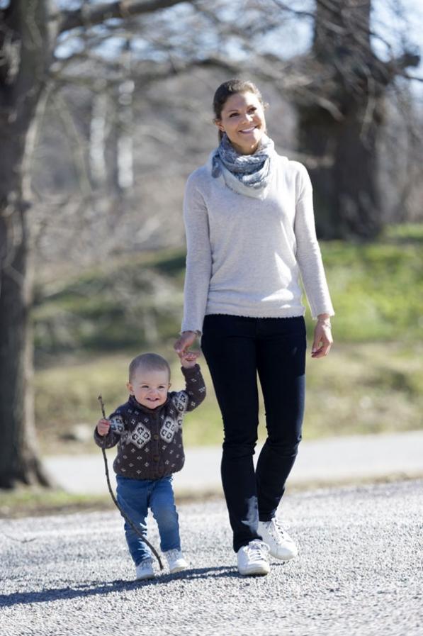 La princesa Victoria paseando con su hija Estelle, de 15 meses, por los espléndidos jardines que rodean el palacio. 