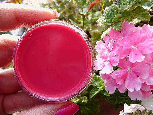 Bálsamo con color de Sleek, pincel sombras de Yves Rocher y brocha polvos Laukrom de Stage Line Bálsamo con color de Sleek, pincel sombras de Yves Rocher y brocha polvos Laukrom de Stage Line