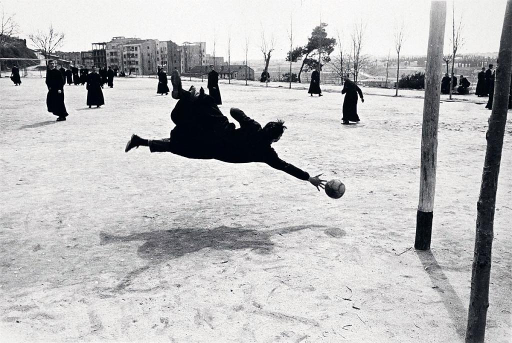 Seminaristas jugando al fútbol, Madrid, 1959