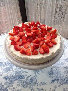 TARTA MOUSSE DE PLÁTANOS Y FRESAS