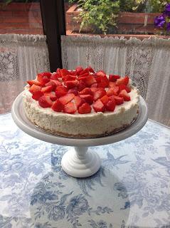 TARTA MOUSSE DE PLÁTANOS Y FRESAS