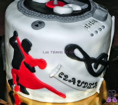 TARTA MUSICAL CON FONDANT Y BIZCOCHO RED VELVET