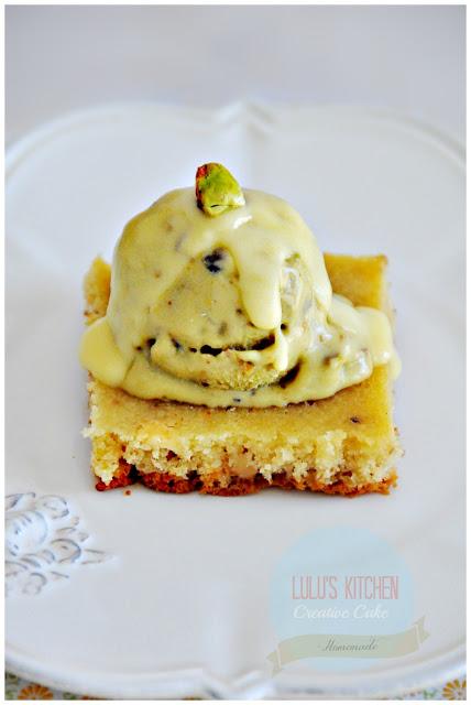 BROWNIE DE CHOCOLATE BLANCO Y ESPECIAS CON HELADO DE PISTACHO BROWNIE DE CHOCOLATE BLANCO Y ESPECIAS CON HELADO DE PISTACHO