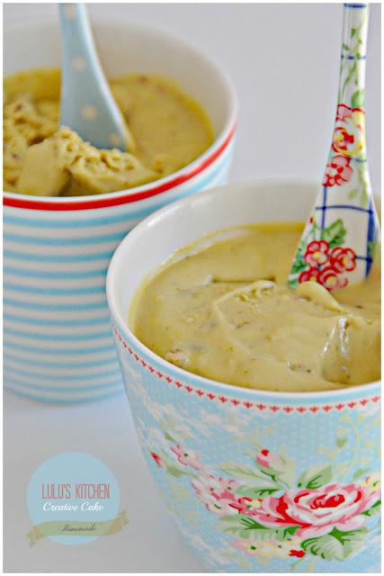 BROWNIE DE CHOCOLATE BLANCO Y ESPECIAS CON HELADO DE PISTACHO BROWNIE DE CHOCOLATE BLANCO Y ESPECIAS CON HELADO DE PISTACHO