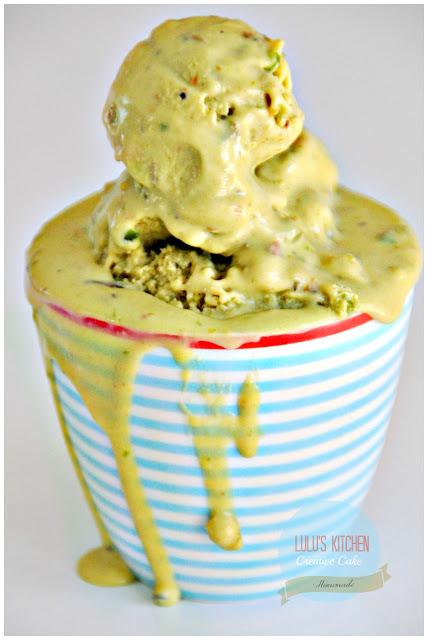 BROWNIE DE CHOCOLATE BLANCO Y ESPECIAS CON HELADO DE PISTACHO BROWNIE DE CHOCOLATE BLANCO Y ESPECIAS CON HELADO DE PISTACHO