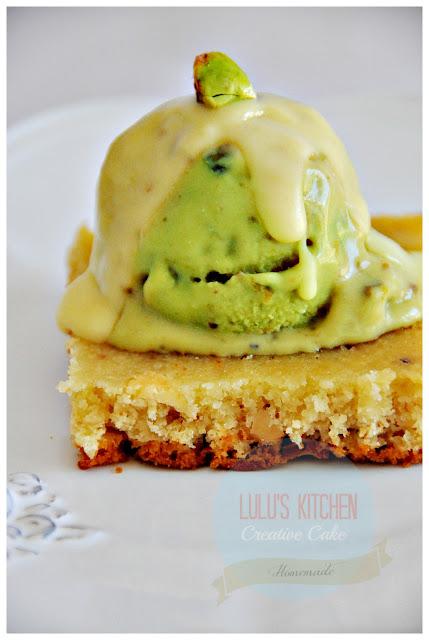 BROWNIE DE CHOCOLATE BLANCO Y ESPECIAS CON HELADO DE PISTACHO BROWNIE DE CHOCOLATE BLANCO Y ESPECIAS CON HELADO DE PISTACHO