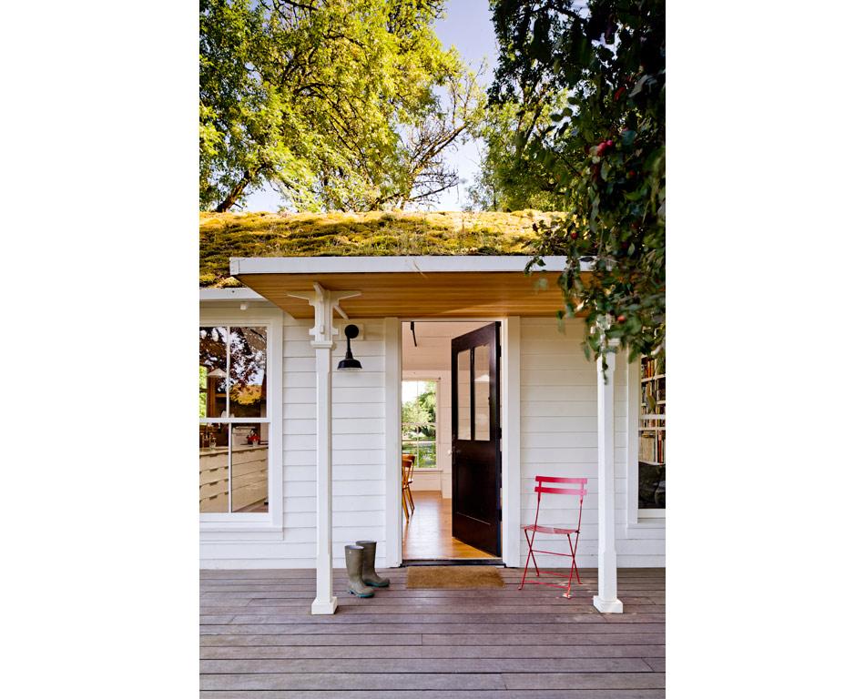 Entrada a vivienda más detalle techo verde Entrada a vivienda más detalle techo verde