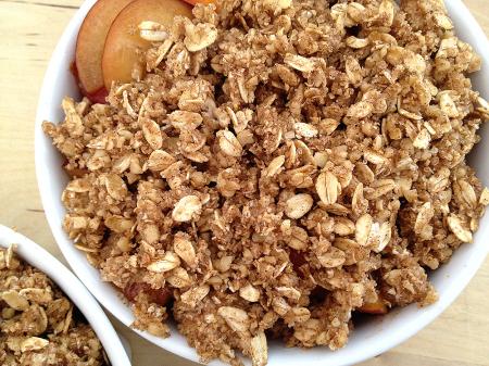 Buen finde Crumble de albaricoques, ciruelas y avena tartas de frutas con cobertura crujiente recetas postres tartas fruta recetas fáciles rápidas postres frutas recetas de crumble de frutas recetas con avena almendras postres recetas con albaricoques ciruelas receta de Crumble de albaricoques ciruelas y avena postres delikatissen