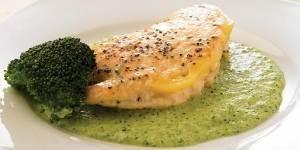 Pechugas rellenas en salsa de chile poblano Delicia del Alma