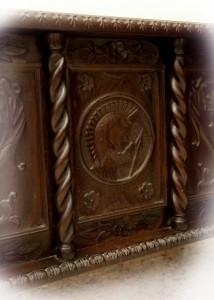 Fabricación artística de un arcón barroco. Detalle de labrado y talla de estilo barroco