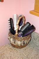 Cesto con cepillos cesto con cepillos