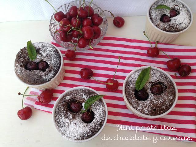 Mini pastelitos de chocolate y cerezas