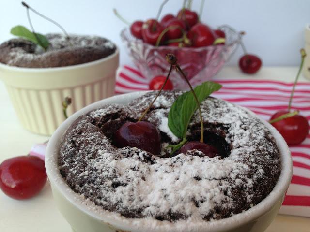 Mini pastelitos de chocolate y cerezas