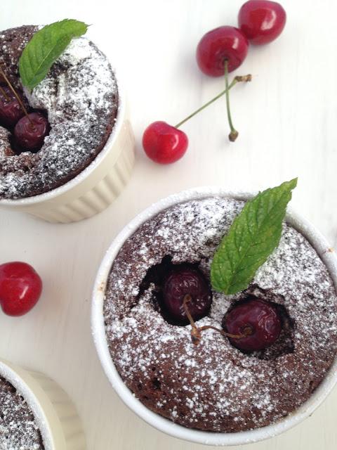 Mini pastelitos de chocolate y cerezas