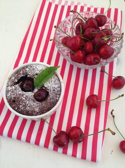 Mini pastelitos de chocolate y cerezas