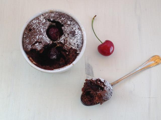 Mini pastelitos de chocolate y cerezas