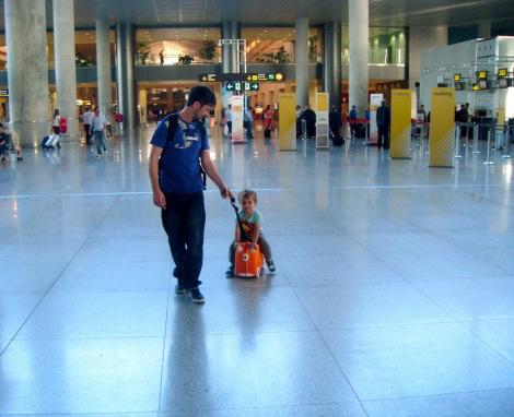 Viajar con niños – Traveling with kids trunki aeropuerto