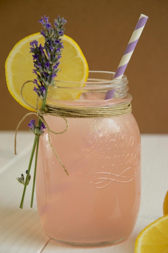 Limonada rosa con lavanda (pink lemonade with lavender)