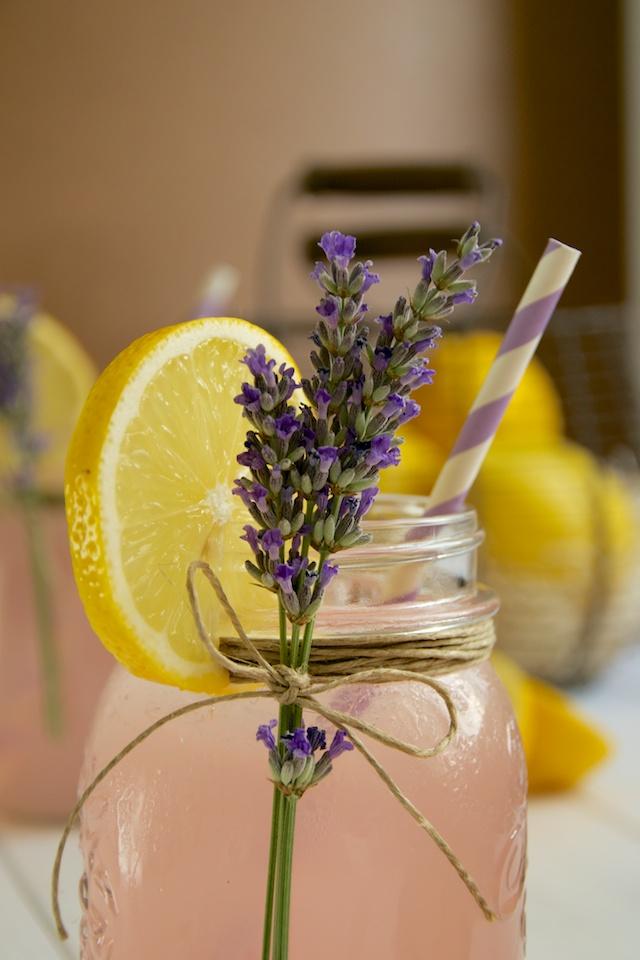 Limonada rosa con lavanda (pink lemonade with lavender)